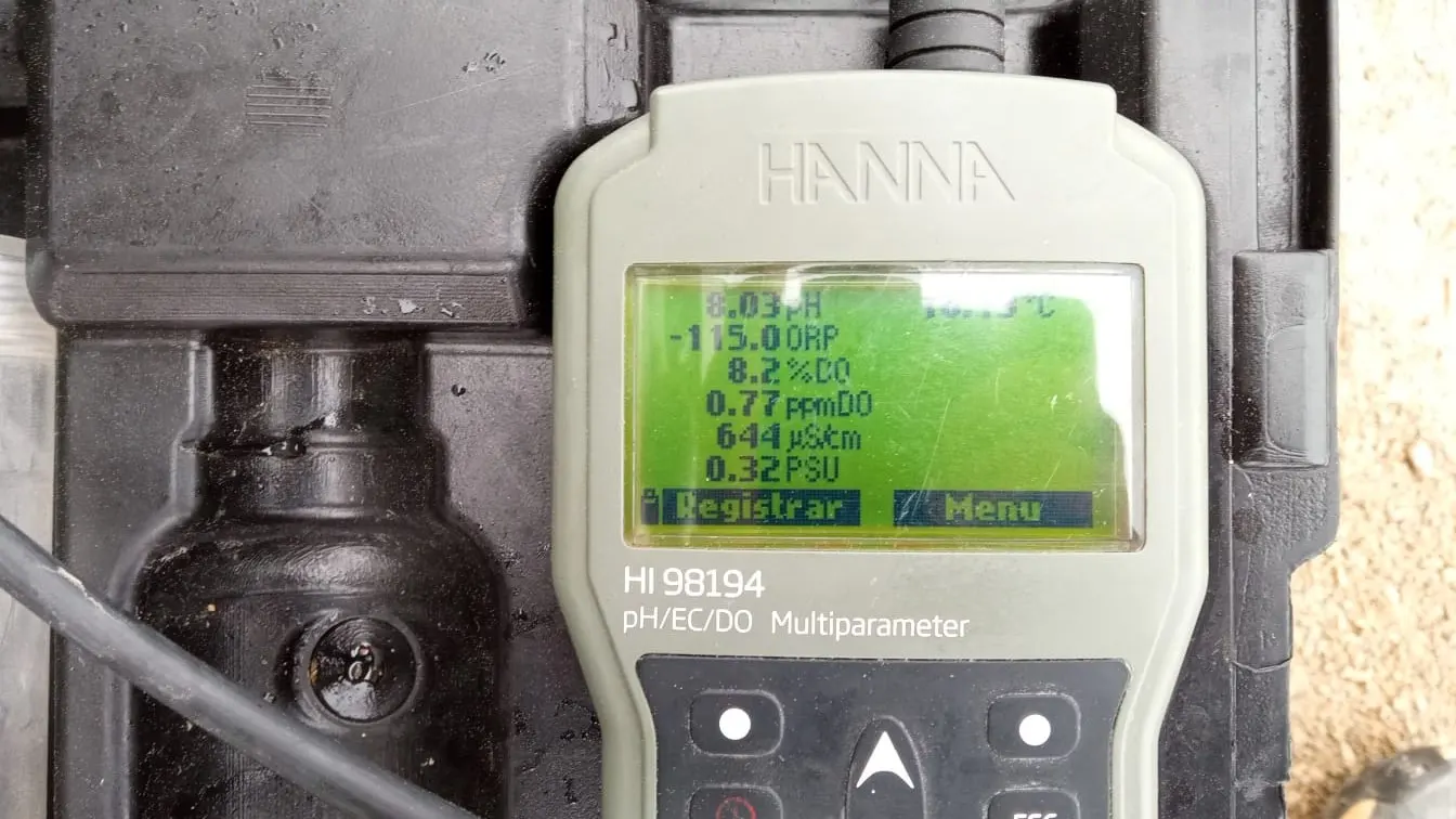 Equipo multiparamétrico para medir pH, conductividad y oxígeno disuelto en el monitoreo de aguas subterráneas.