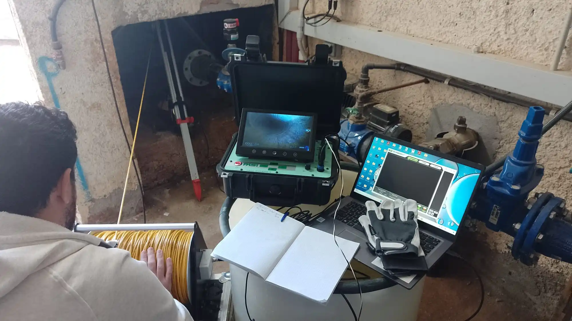 Equipo técnico realizando monitoreo de acuíferos con cámara y sistemas de análisis en tiempo real